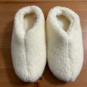 Victoria’s Secret PINK house slippers in creamer